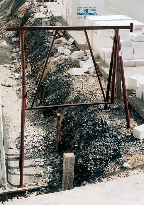 4200000558 - Detailbild_Stahlrohr-Gerüstbock,lack.B120xH75cm 75-130cm m.Pfostenhalterung MÜBA