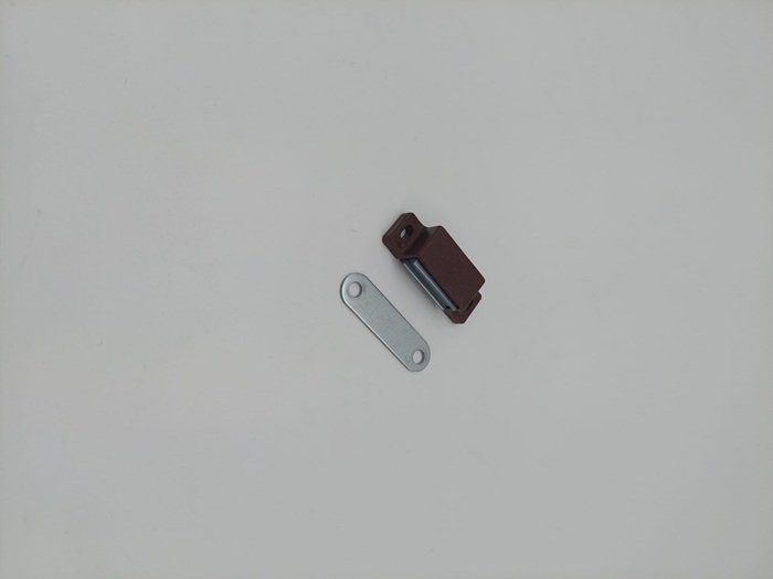 3000271735 - Detailbild_Magnetschnäpper Ku.braun 4-5kg M-Beschläge