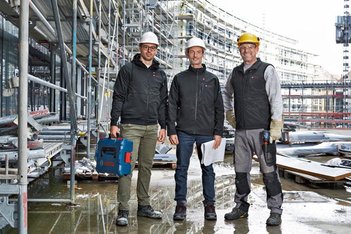 8000771596 - Detailbild2_Hoodie GHH 12+18V XA Akku-Spannung 12V Gr.2XL schwarz m.Akku/Ladegerät BOSCH