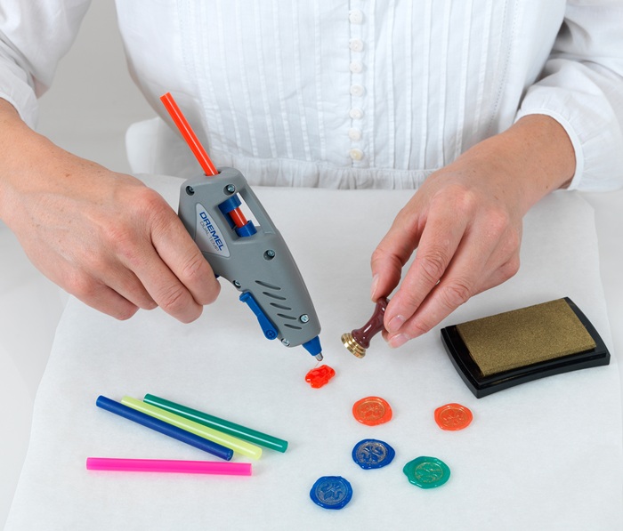 8000793865 - Detailbild_Farb-Klebestifte DREMEL® D.7mm L.100mm Temperatur 105-140°C BOSCH