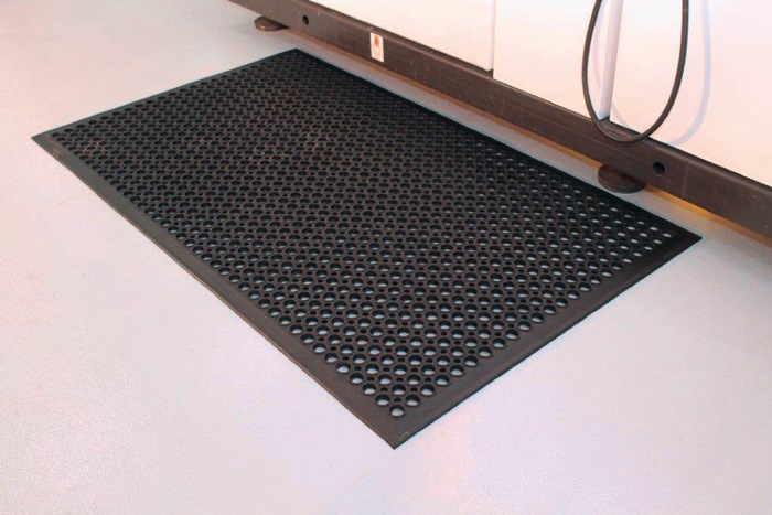 9000452317 - Detailbild_Arbeitsplatzbodenbelag Fertigmatte L1500xB900xS10mm schwarz Gum.COBA