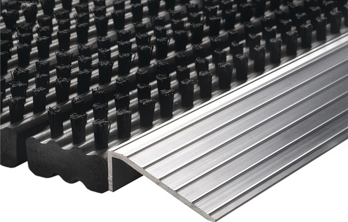 9000471289 - Detailbild_Fußmatte Alu-Anlaufkante schwarz/silber PP/Alu L430xB750xS22mm