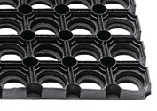 9000471302 - Detailbild_Fußmatte offene Ringe schwarz Gum.L1000xB1500xS22mm