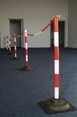 9000490031 - Detailbild_Sperrpfostenset PE/PVC rot/weiß m.Hartgummifuß D40xH860mm 6 Warnstäbe,10m Kette
