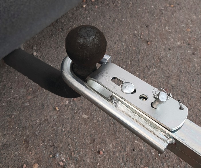 4000818362 - Detailbild_Abschleppstange STA verz.L75xB1990xH60mm 5,1kg rot-weiß HP AUTOZUBEHÖR